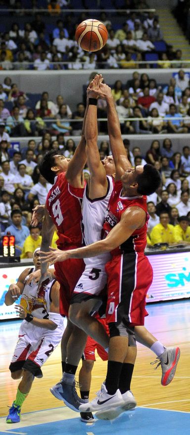 San Miguel Beer's Alex Cabagnot is pinned by the defense of Alaska's Noy Baclao (left) and Vic Manuel in Game 3 of the PBA Ph Cup Finals last Tuesday at the Araneta Coliseum. (INQUIRER PHOTO)