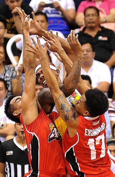 PBA/ January 24,2016 Gabby Espinas of SMB is gangup by Vic Manuel and Cris Eximiniano of Alaska .at the Philsports arena . INQUIRER PHOTO/AUGUST DELA CRUZ