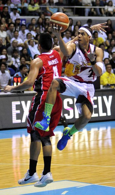 The match-up between Vic Manuel and Arwind Santos will be the duel to watch for anew when the Alaska Aces and San Miguel Beermen tangle tonight's Game 5 of the 41st PBA Philippine Cup Best-of-Seven Finals at the Araneta Coliseum. (INQUIRER PHOTO)