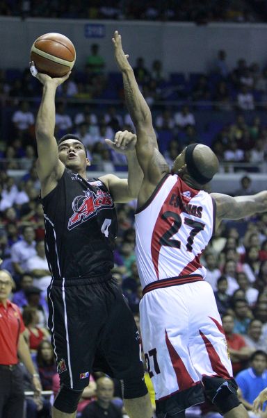 Alaska's Vic Manuel puts up a one-handed shot over San Miguel Beer's Gabby Espinas in last Friday's Game 6 of the 41st PBA Philippine Cup Finals at the Araneta Coliseum (INQUIRER PHOTO)