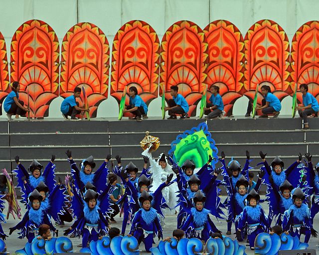 Pupils of City Central Elementary School are dancing birds who win  first  place in the Sinulog 2016 sa Kabataan Dakbayan at the Cebu City Sports Center.  (CDN PHOTO/LITO TECSON)