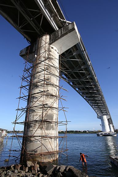 1ST BRIDGES IS FOR REPAIR/FEB. 3, 2016: The Department of Public Works and Highways (DPWH) started to put scaffolding surrounding one of the pier of the old Mactan Mandaue Bridges as they start to repair the bridge.(CDN PHOTO/JUNJIE MENDOZA)