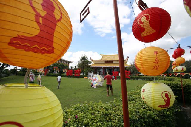 Workers start to display round lanterns and Chinese characters in Cebu Chu Un Temple in Englis, Guadalupe in preparation for the Chinese New Year celebration. (CDN PHOTO/JUNJIE MENDOZA)