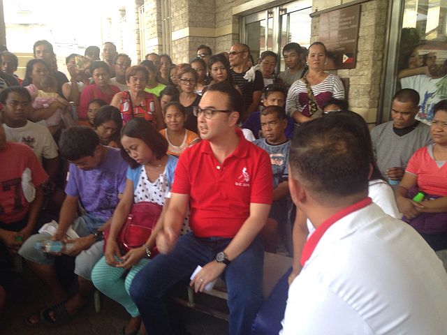 Vice presidential candidate and Senator Alan Peter Cayetano visits at Vicente Sotto Memorial Medical Center to listen to the plight of indigent patients.(CDN PHOTO/JULIT JAINAR)