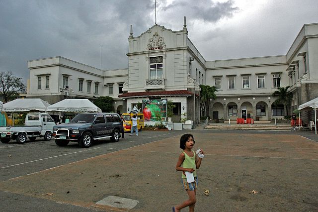 SOON TO BE  a LIBRARY AND MUSEUM: The Mandaue City Hall will soon be converted into a Library and Museum if mayor jonas Cortes will build a new City hall at the old public market next year.(CDN PHOTO/JUNJIE MENDOZA)