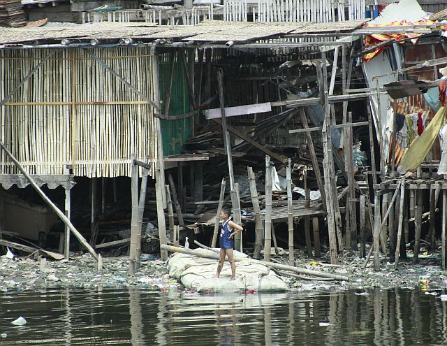 SILOY IS WATCHING/FEB. 28, 2016 Lone boy on a polluted Mambaling river in SRP. (CDN PHOTO/CHRISTIAN MANINGO)
