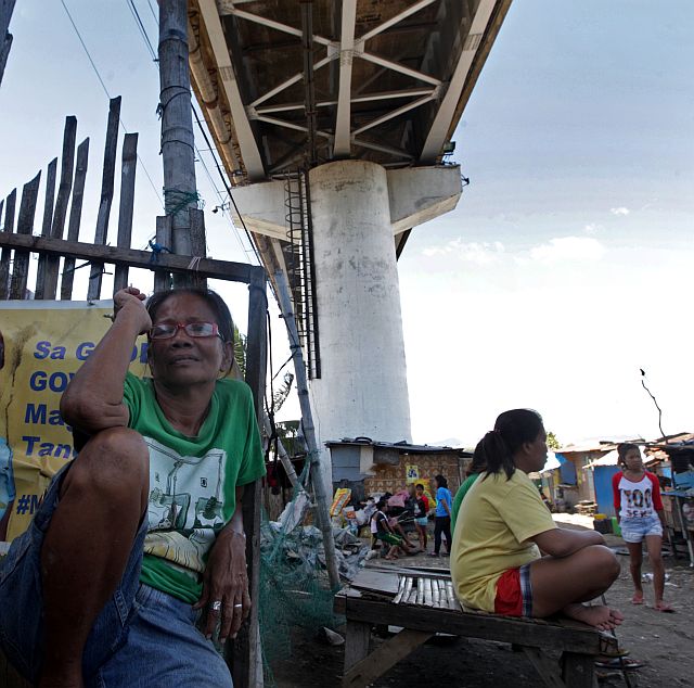 DPWH NO FUNDS/FEB 26,2016: The Department of Public Works and Highways has no funds to finance the relocations of squatters under the old Mandaue-Mactan bridge. (CDN PHOTO/TONEE DESPOJO)