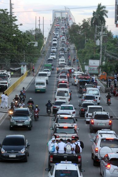 Traffic is heavy enough as it is at the old Mactan-Mandaue Bridge during peak hours. Expect it to worsen when the Department of Public Works and Highways (DPWH) starts the repair of the bridge this coming Monday. (CDN PHOTO/JUNJIE MENDOZA)