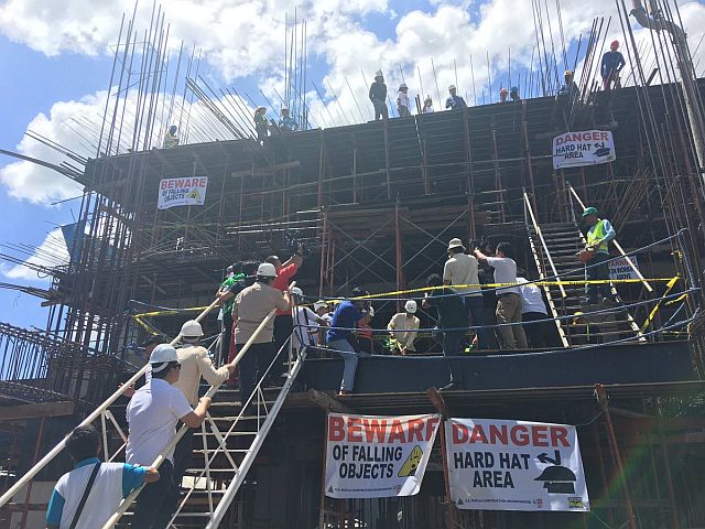 Mayor Michael Rama leads ceremonial concrete pouring of suspended slabs at the CCMC construction site. (CDN PHOTO/JOSE SANTINO S. BUNACHITA)