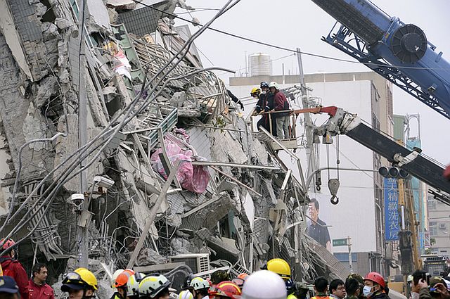 In this photo released by China's Xinhua News Agency, rescuers search for survivors at a quake site in Tainan, Taiwan. (AP PHOTO)