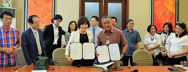 Governor Hilario Davide III and Songgok University Vice President Wang Eun Sook seal the deal on a training program for students of UP Cebu and CTU. (CONTRIBUTED)