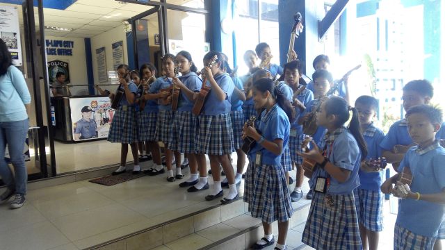 The Ukele Group serenades the Lapu-Lapu City Police Station as part of their fundraising campaign for the fire victims in Canjulao. (CDN PHOTO/NORMAN V. MENDOZA)