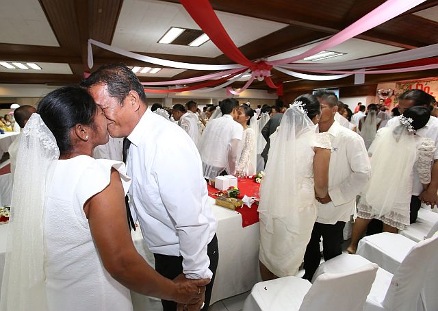 PAG-IBIG MASS CIVIL WEDDING/FEB. 12, 2016: 61-year-old Delfin S. Villamor and his bridge 52-year-old Edwina S. Alcuizar (couple at left) of Mandaue City the oldest couple who exchange Ido's together with 92 other's during the Pag-Ibig sponsored mass civil wedding administered by Cebu City mayor Michael Rama.(CDN PHOTO/JUNJIE MENDOZA)