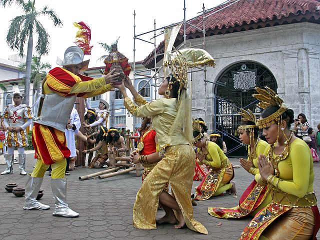 Sandiego dancers re-enact the arrival of Magellan in Cebu at the Magellan’s Cross in Plaza Sugbo. (CDN PHOTO/LITO TECSON)