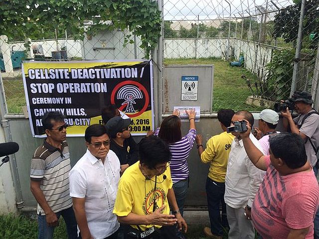 Instead of actual deactivation of the Globe cell site in Sitio Calvary Hills, Barangay Apas, Cebu City, city officials including Vice Mayor Edgardo Labella instead hold a ceremonial shutdown of the facility. There were no technical representatives from Globe to went to the site for the scheduled deactivation. (CDN PHOTO/JOSE SANTINO S. BUNACHITA)