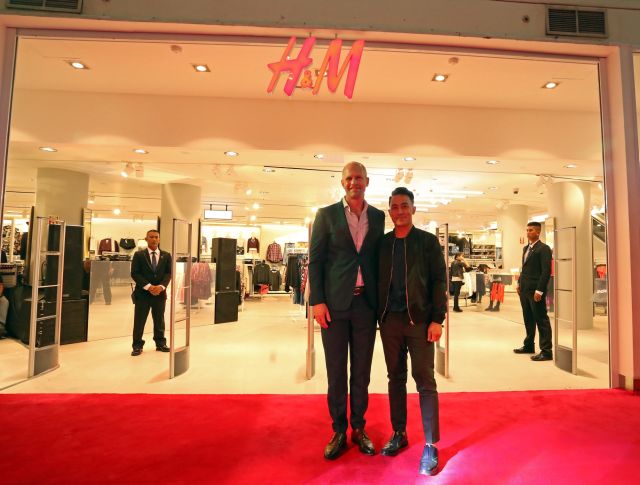 Fredrick Famm (left), country manager of H&M, attends the opening of the H&M outlet at the Ayala Center Cebu. (CDN PHOTO/LITO TECSON)