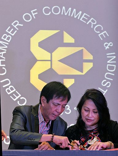 CCCI GENERAL MEMBERSHIP MEETING/FEB. 26, 2016: Ms. Teresa B. Chan, Cebu Chamber of Commerce and Industries, (CCCI) chairman and Cebu City mayor Michael Rama read the Memorandum of Agreement (MOA) for and in cosideration of the foregoing premises, the parties hereto agree to enter into this agreement as testament of the functional collaboration between partners and further agree to develop governance protocols towards the fulfillment of shared objectives and deliverable on at various levels, program, projects, policies and actions before signing during the Chamber's general membership meeting at the Skyhall B, Mountain View Wing, SM Seaside City South Road Properties.(CDN PHOTO/JUNJIE MENDOZA)