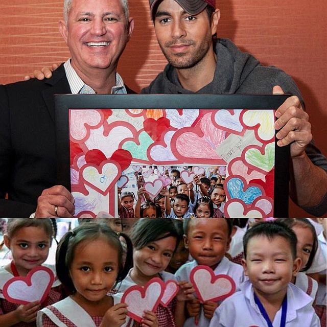 Iglesias (above right) holds the handmade Valentine card that he received from the kindergarten Yolanda survivors in Tacloban. (Photo from Iglesias’ Facebook account)