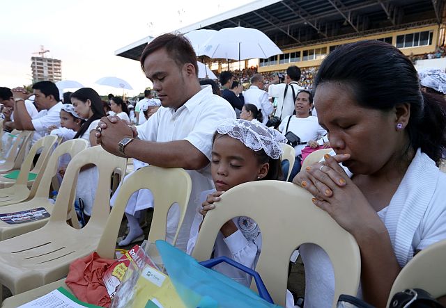 IEC CHILDREN'S MASS/JAN. 30, 2016: Thousands of Children with their parents pray during the communiun as they attend the Childrens mass administer by Cebu Archbishop Emeritus Cardinal Vidal in Cebu City Sports Center in connection with the 51st International Eucharistic Congress.(CDN PHOTO/JUNJIE MENDOZA)