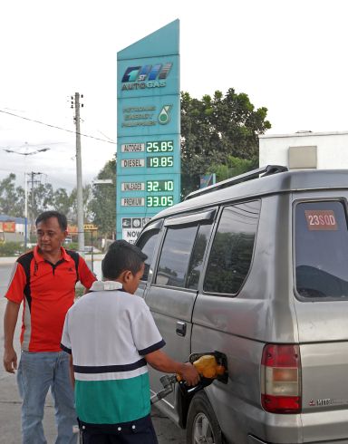 With the decrease in fuel prices in the previous months, the LTFRB has approved the 50-centavo reduction in the minimum jeepney fare starting Monday in Cebu and Central Visayas. (CDN PHOTO/TONEE DESPOJO)