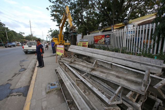 Construction materials are being readied on the sidewalk in front of the Mandaue Sports complex for the improvement of A. Soriano Avenue in Mandaue City. (CDN PHOTO/JUNJIE MENDOZA)