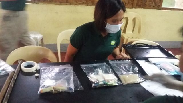 An officer of the Philippine  Drug Enforcement Agency (PDEA) inventories the drug materials seized from the jail. (CDN PHOTO APPLE MAE TA-AS)