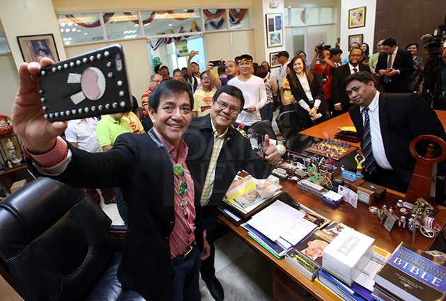 Mayor Michael Rama takes a selfie with Vice Mayor Edgardo Labella (2nd from left) and other city officials as he goes back to work after serving a two-month preventive suspension. (CDN PHOTO/JUNJIE MENDOZA)