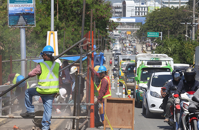 A monster traffic builds up at the Mandaue-Mactan Bridge as construction workers start repairs. (CDN PHOTO/JUNJIE MENDOZA)