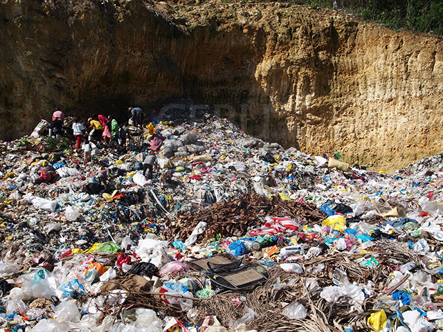 SCAVENGERS. rummage through piles of trash at the dumpsite in Compostela, Cebu. (CDN PHOTO/CHRISTIAN MANINGO)