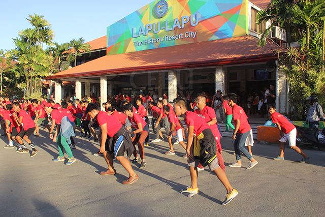 DANCE FOR V-DAY. Lapu-Lapu City students perform a Valentine's Day flash mob dance at Lapu-Lapu City Hall. (CDN PHOTO/NORMAN V. MENDOZA)
