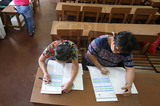 Norma Maura (left) and her sister Laura fill up their ballots during the mock elections at the Mabolo Elementary School. (CDN PHOTO/JUNJIE MENDOZA)