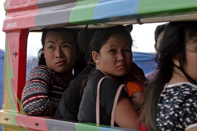BRIDGE REPAIR/FEB. 10, 2016: Some passengers of a public utility jeepney started to feel boring as the vehicle move slowly cuase by a heavy traffic on the old Mactan-Mandaue bridge which is under rehabilitation.(CDN PHOTO/JUNJIE MENDOZA)
