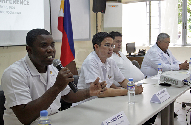 Linus Etete, a foreign student Southwestern University's (SWU) School of Medicine updates the media on their status in relation to the ongoing feud between the school and Matias H. Aznar Memorial (MHAM) Colleges of Medicine. With him is Jake Vicera (second from left); laywer Godwin Denzil Manginsay (third from left), VP for Legal and External Affairs; and Dr. Peter Aznar, dean of the School of Medicine. (CDN PHOTO/LITO TECSON)