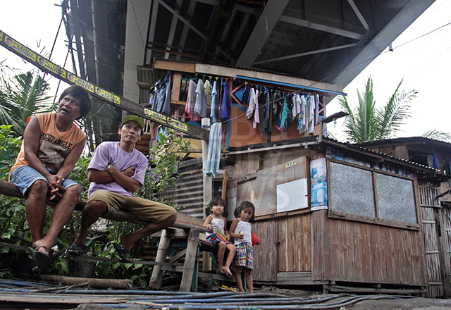 Nelson Heyrosa (left) and Dharlie Decierdo (right) are two of the affected residents whose housess are scheduled for demolition due to bridge repair in Barangay Looc, Mandaue City. (CDN PHOTO/LITO TECSON)