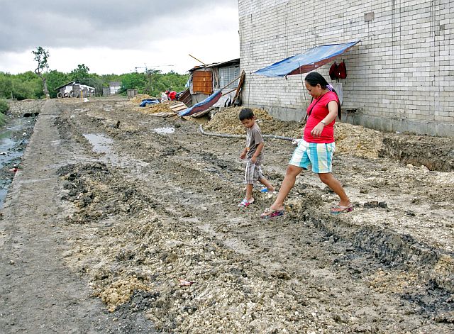 Relocated families complain that roads at the relocation site in barangay Paknaan Mandaue City turn muddy when it rains. (CDN PHOTO/LITO TECSON)