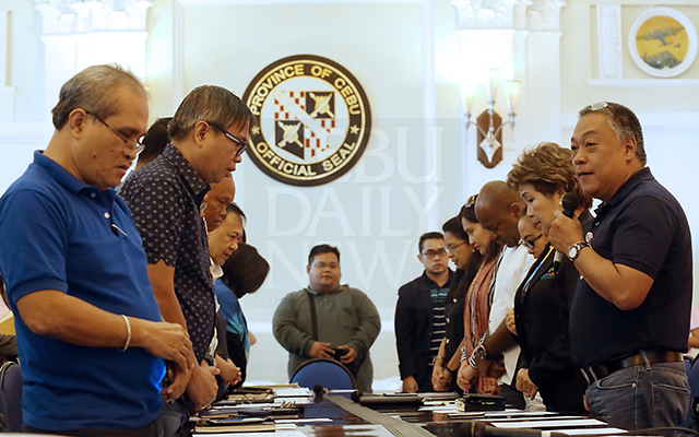 The Bridge Management Board led by its chairman, Cebu Gov. Hilario Davide III and co-chairperson Lapu-Lapu City Mayor Paz Radaza (right and second from right, respectively) meets to discuss the Mactan-Mandaue Bridge rehabilitation at the Capitol. (CDN PHOTO/JUNJIE MENDOZA)