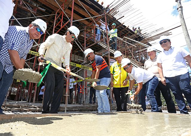 Cebu City Mayor Michael Rama (second from left) with city officials and Dr. Shawn Espina and Arch. Miko Espina lead the ceremonial concrete pouring of suspended slabs at the Cebu City Medical Center building. (CDN PHOTO/JUNJIE MENDOZA)