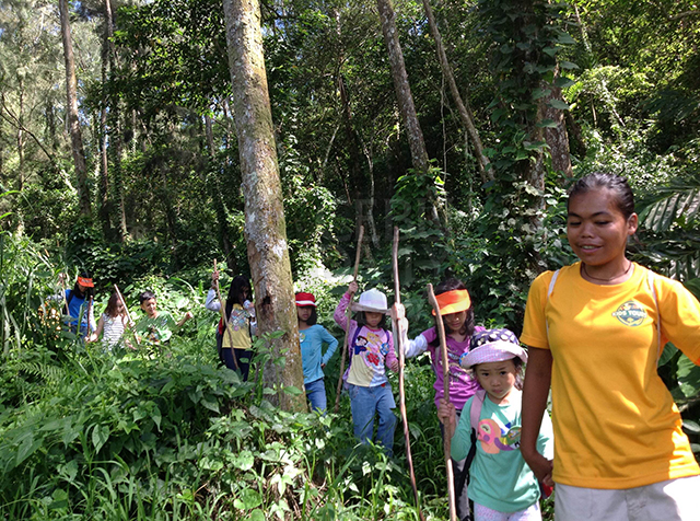 A Mantalongon tour guide leads city kids in a trek through Mag-Alambak Forest in Dalaguete, which was the highlight of the I SEE KIDS Tour Forest Adventure for Courage. (CDN PHOTO/FRAULINE MARIA S. ABANGAN)