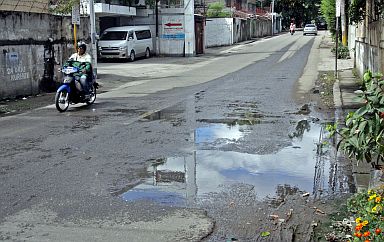 SILOYS WATCHING JUANA OSMEÑA/FEB.03,2016:A motorist pass a flooded street of Juana Osmeña after a drainage clogged.The flooded street is very hastle to motorist because of its dirt and foul odor.Attention Cebu City on these.(CDN PHOTO/LITO TECSON)