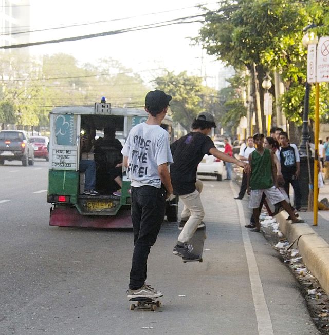 SILOY IS WATCHING/FEB. 04, 2016 Kids onboard their skateboards along Osmeña blvd, Cebu City. (CDN PHOTO/CHRISTIAN MANINGO)