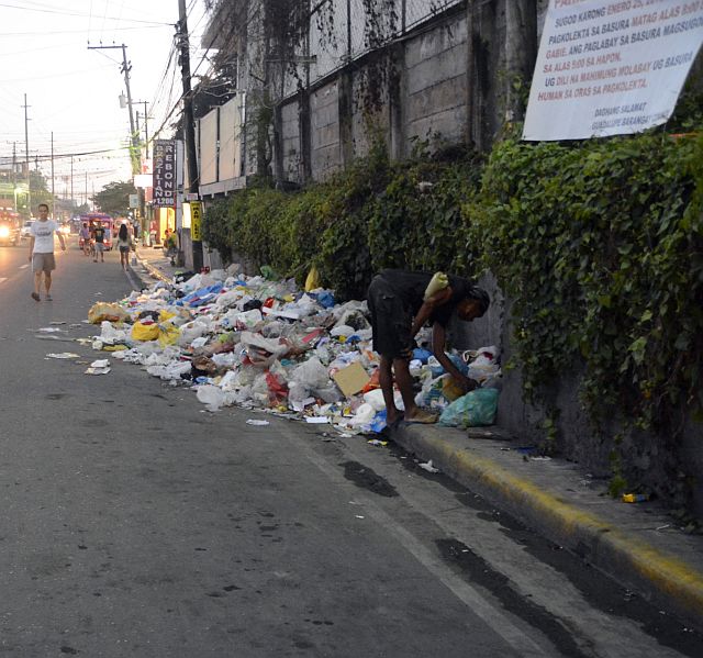 SILOY IS WATCHING/FEB. 08, 2016 Warning sign about disposal of garbage ignored at V. Rama Ave., Cebu City. (CDN PHOTO/CHRISTIAN MANINGO)