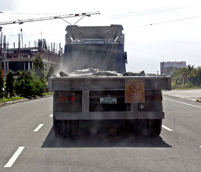 SILOYS WATCHING TRAILER TRUCK/FEB.13,2016:An empty trailer truck of cement  pass the SRP road without proper cleaning on it that why dust of cement flys as he travel. Attention owner of these truck please clean yor truck before it travel.(CDN PHOTO/LITO TECSON)