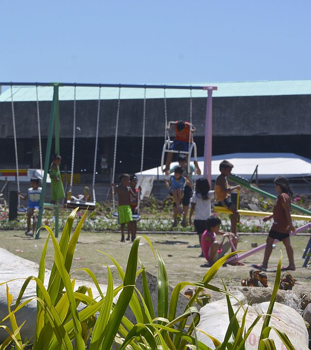 SILOY IS WATHING/FEB. 21, 2016 Kids enjoying the new developed playground in the old pasil fish market. (CDN PHOTO/CHRISTIAN MANINGO)