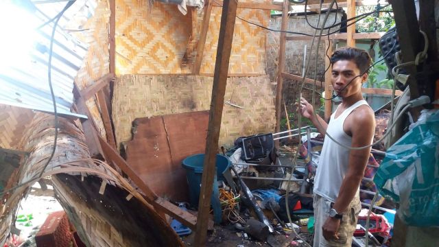 A resident points to the shanty where a vintage bomb exploded, killing Domingo Respecio and wounding Leonel Adlawan in Minglanilla town, southern Cebu. (CONTRIBUTED PHOTO GMA REPORTER CHONA CARREON)