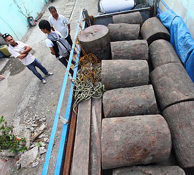HARD WOOD/FEB 29,2016: City Environment and Natural Resources Office (CENRO) confiscated a hard wood Magkuno in Mandaue City after it was unloaded in Talisay City yesterday dawn. The shipment valued at P50,000. (CDN PHOTO/TONEE DESPOJO)