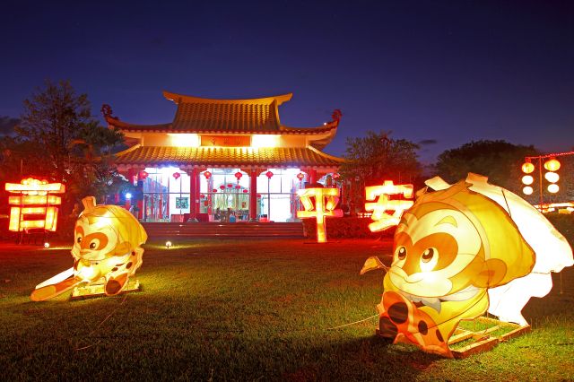 YEAR OF THE FIRE MONKEY. The Chu Un Temple located along V. Rama Avenue celebrates the Chinese New Year with a display of lighted monket figures. (CDN PHOTO/TONEE DESPOJO)
