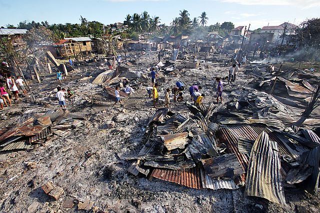 BASAK MANDAUE FIRE/FEB. 22, 2016: A fire victims try to look for some usefull belongings as they returns to their burned houses at sitio Alliance barangay Basak Mandaue City.(CDN PHOTO/JUNJIE MENDOZA)