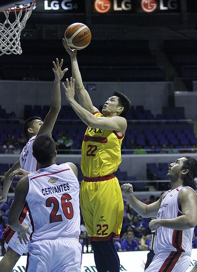 Allein Maliksi (22) of the Star Hotshots soars for a lay-up against two Blackwater defenders in yesterday’s game of the 41st PBA Commissioner’s Cup at the Araneta Coliseum. (PBA IMAGES)