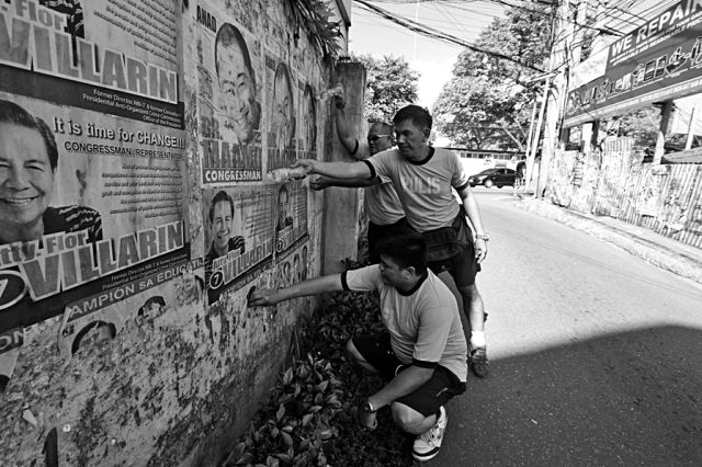 OPLAN BAKLAS/MAY 17, 2013: Police officers of Cebu City Police Office (CCPO) started cleaning up campaign materials in Gorrordo street as they start their Oplan Baklas yesterday afternoon.(CDN PHOTO/JUNJIE MENDOZA)
