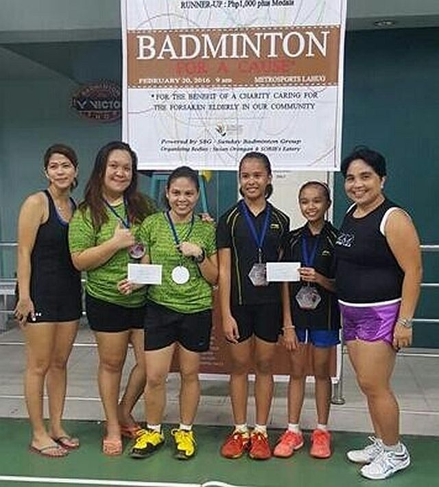 WOMEN’S LEVEL E. Tournament organizers Ivy Soriba and Susan Orongan flank the winners in Women’s Doubles Level E, Maureen Ouano and Jhenn Alterado (runners-up) and champions Zinah Marichelle Bejasa and Karyll Rio.